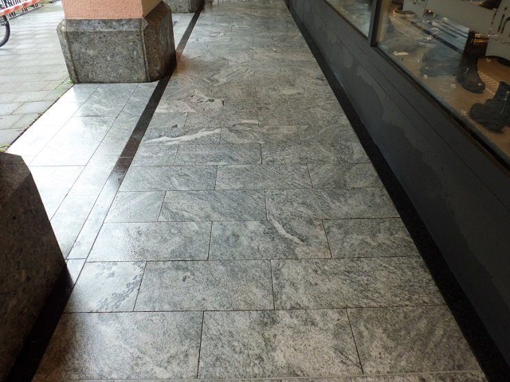 Die SteinRein Natursteinreinigung in Kirchenpingarten 5 Granitbelag nach der Hochdruckreinigung