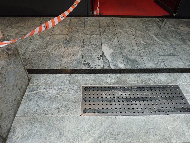 Die SteinRein Natursteinreinigung in Löchgau 3 rauher Granitbelag gereinigt