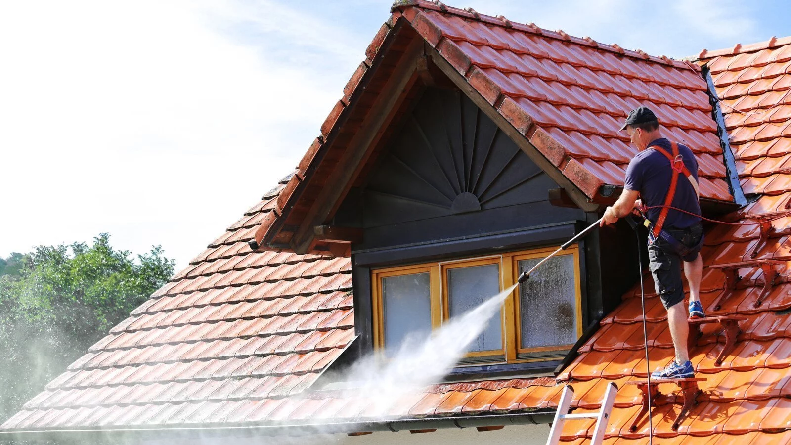 Czyszczenie dachów za pomocą myjki wysokociśnieniowej