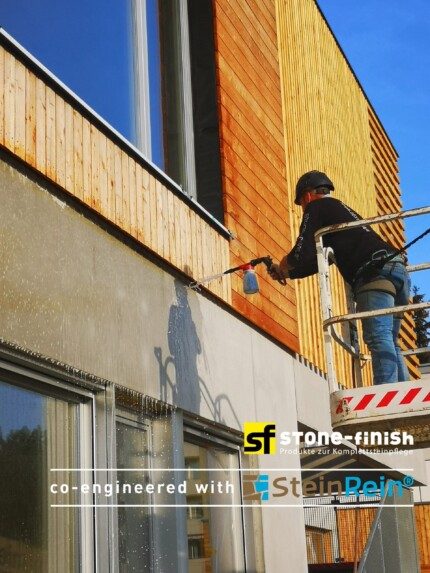 Behandlung einer Holz- und Betonfassade mit dem Allzweckreiniger Cleanway Blau Konzentrat
