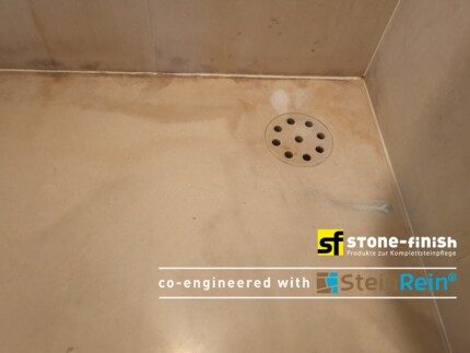 Stone-Finish Sanitex Einsatz als Duschkabinenreiniger gegen Kalkablagerungen in Duschwannen