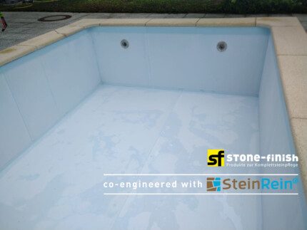 Mit dem Produkt Steinreiniger S von Stone-Finish gereinigter Pool und Poolumrandung