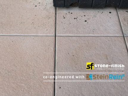 Natursteinplatten nach der Absäuerung mit unserem Stone-Finish Steinreiniger S Konzentrat