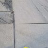 Rostiger Marmorboden nach der Anwendung des Produkts Stone-Finish Rostlöser PH als Rostfleckenentferner
