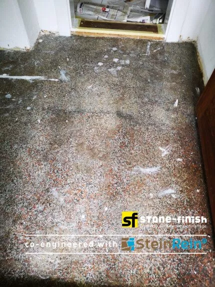 Steinboden mit Teppichkleberesten vor der Anwendung von Stone-Finish