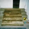 Steintreppe mit Kleberresten vor der Anwendung des Produkts Klebex Pur von Stone-Finish