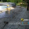 Vor Steinreiniger Cleanexan Pur Anwendung auf verwitterten Terrassenplatten