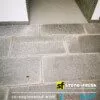 Zementausblühungen durch Zementfugen auf Granitplatten vor Anwendung Kalklöser Spezial